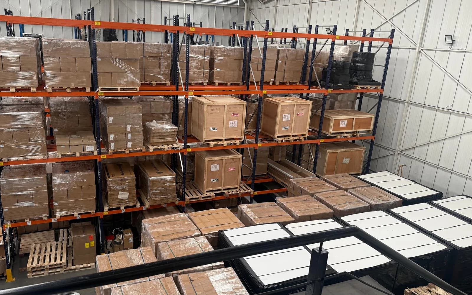 Estantería de la bodega de EQL con mercancía paletizada y embalada